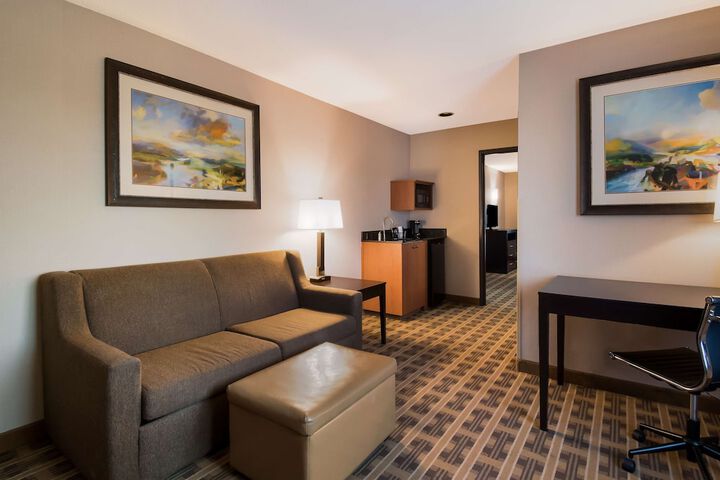 Room 32 of 47