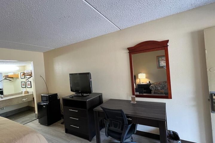 Room 11 of 28