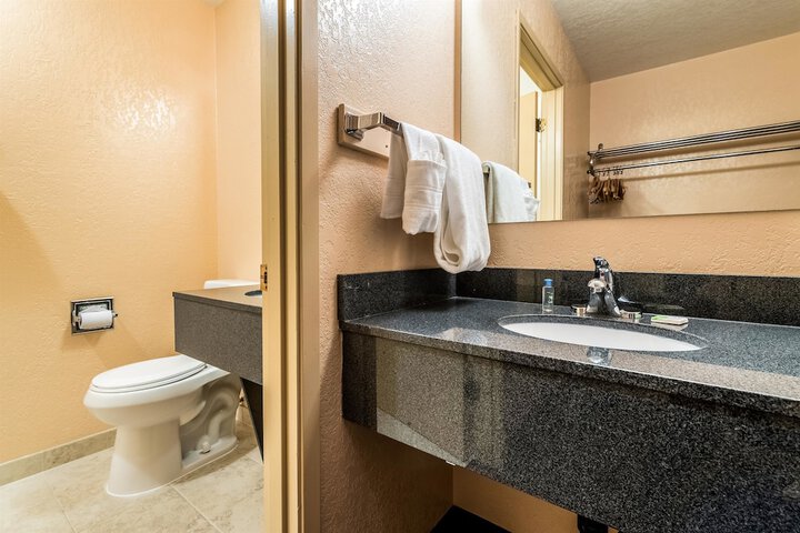 Room 32 of 40