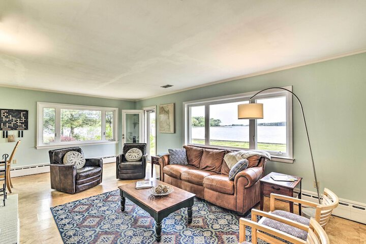 Bayfront Retreat w / Game Room + Outdoor Pool!