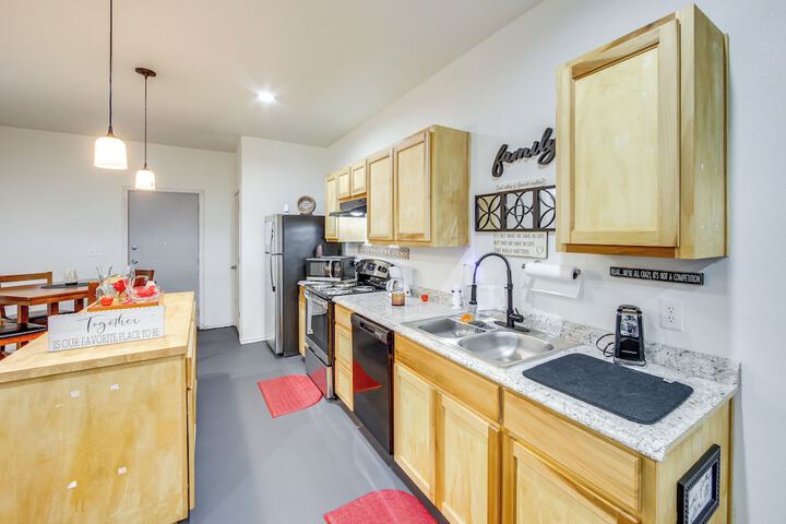 6 Mi to Nature Preserve: Apartment Near Lindale!