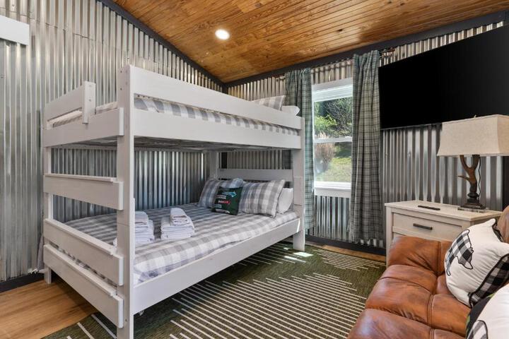 Spacious Cabin Near Hocking Hills and Caves with Hot Tub and Firepit