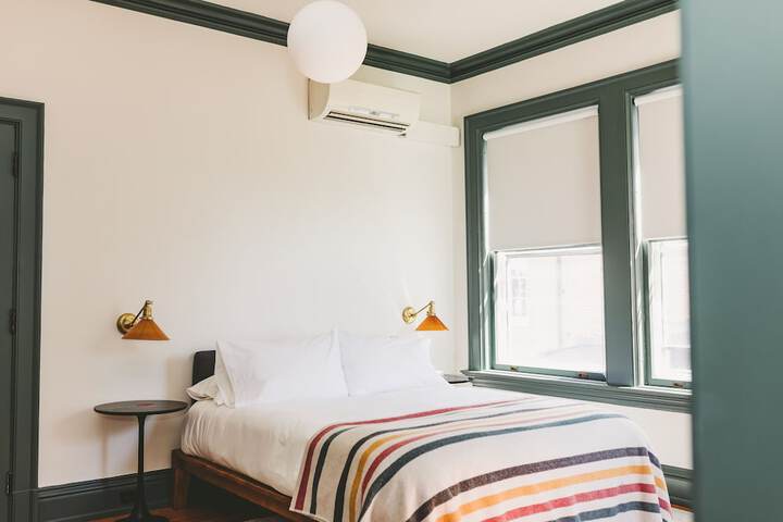 Room 53 of 79