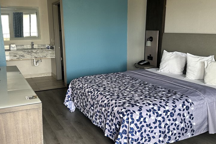 Room 10 of 14