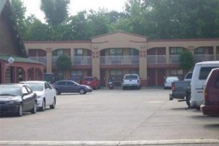 TAHLEQUAH MOTOR LODGE