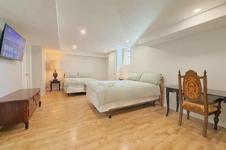 Cozy Rooms in Bright Walkout Suite - Newly Renovated 2026