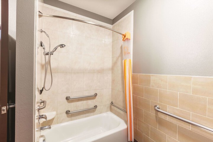 La Quinta Inn & Suites by Wyndham Houston Bush Intl Airpt E