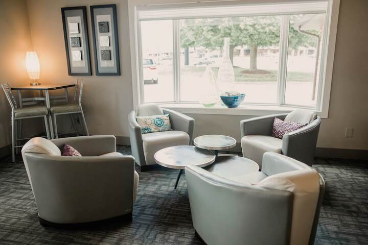 Lounge 47 of 61