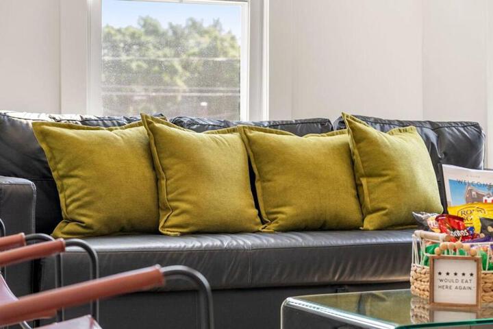 NYC Access 4BR Duplex Sleeps 10 Free Parking