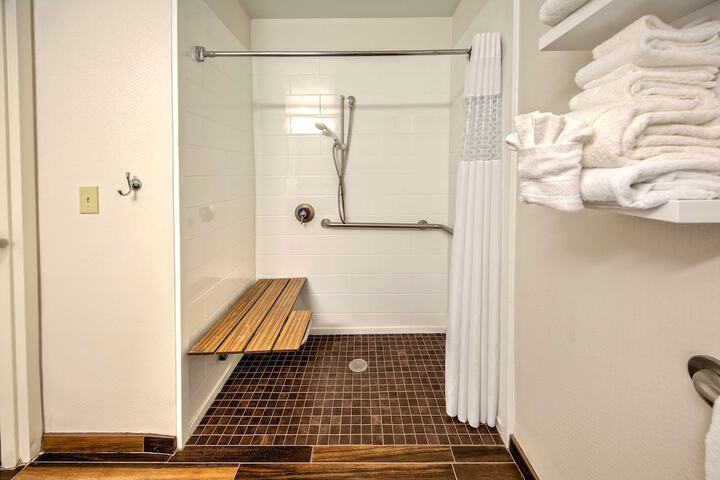 Room 21 of 28