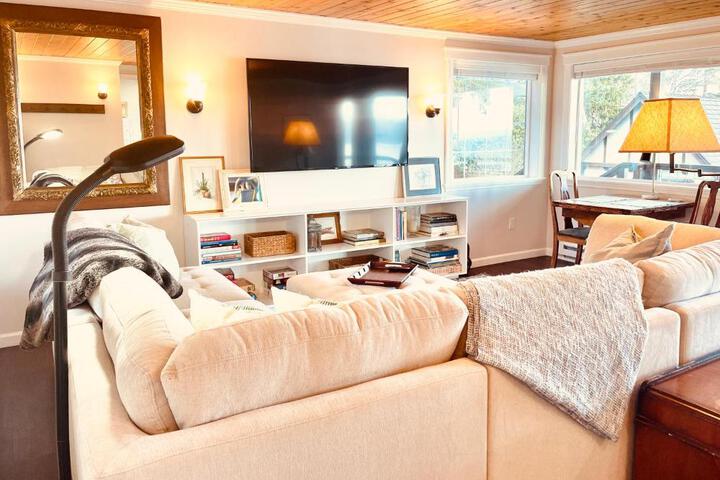 Puget Sound Chic Romantic Cottage with Private Beach Access & Gated Entry