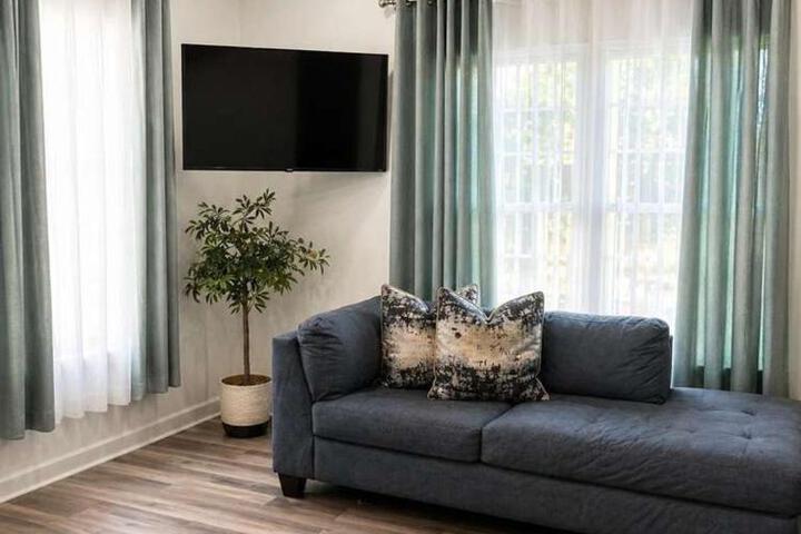 Beautiful & Modern Valrico Apartment