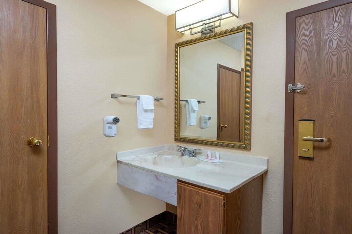 Room 6 of 17