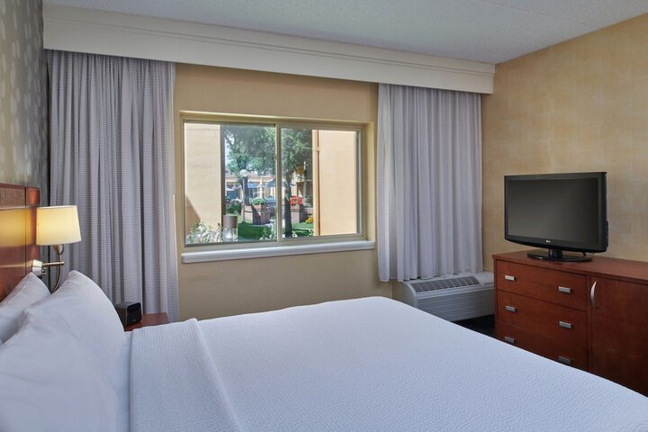 Courtyard by Marriott Detroit Dearborn