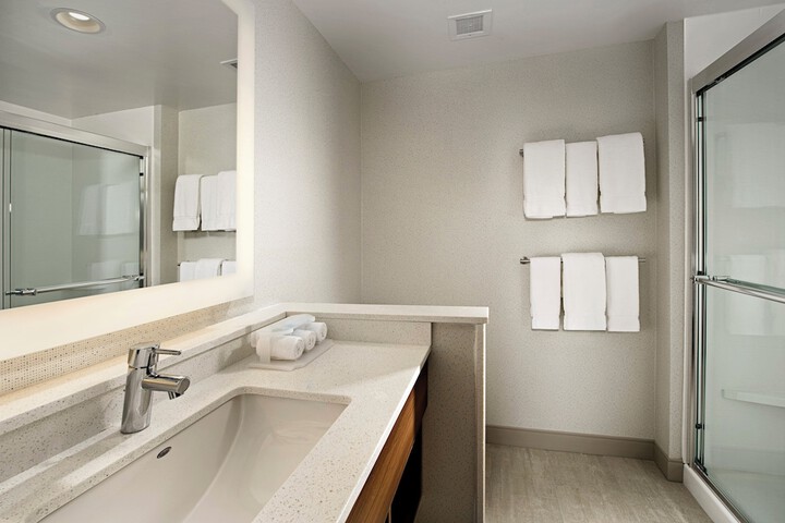 Holiday Inn Express & Suites Altoona by IHG