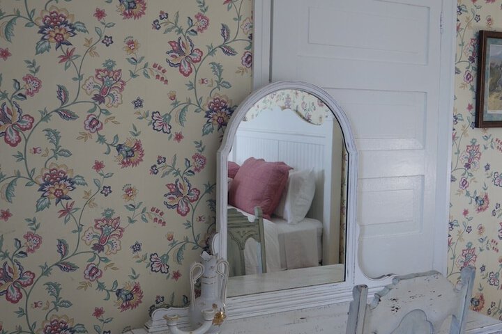 Room 7 of 12