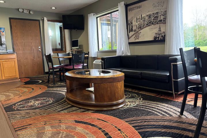 Super 8 by Wyndham Paris IL
