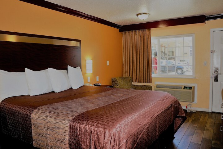 Americas Deluxe Inn