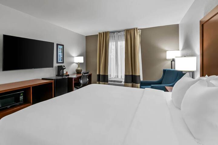 Comfort Inn & Suites Greenwood near University
