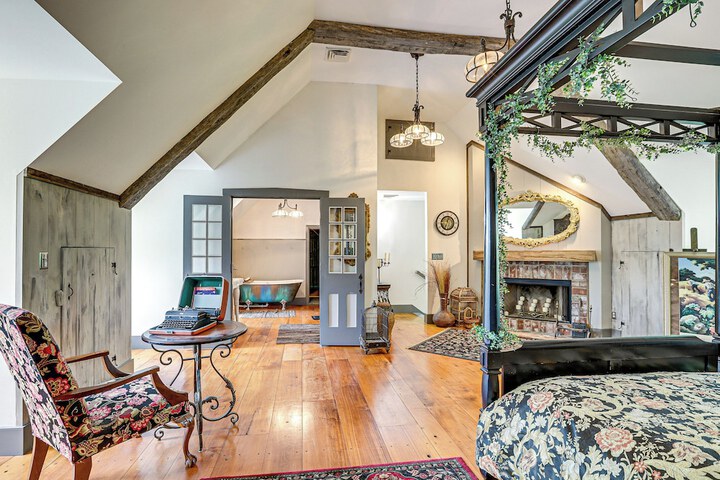 Spacious & Historic Cabin in New Haven w / Pond!