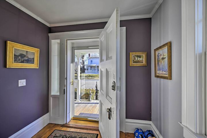 Bright Apartment - 1 / 2 Mi to Greenport Harbor!