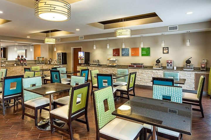 Comfort Suites near Tanger Outlet Mall