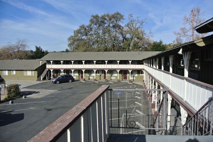 Vino Inn & Suites
