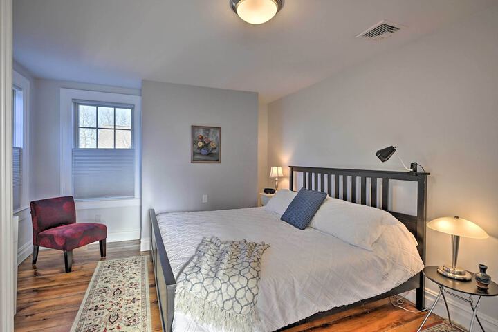 Bright Apartment - 1 / 2 Mi to Greenport Harbor!