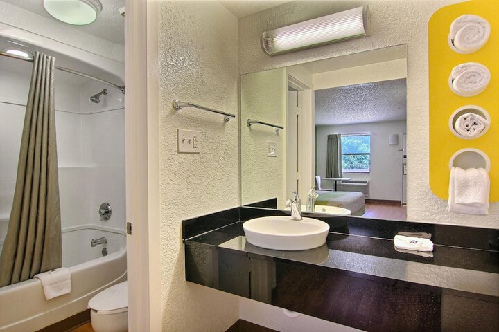 Room 33 of 40