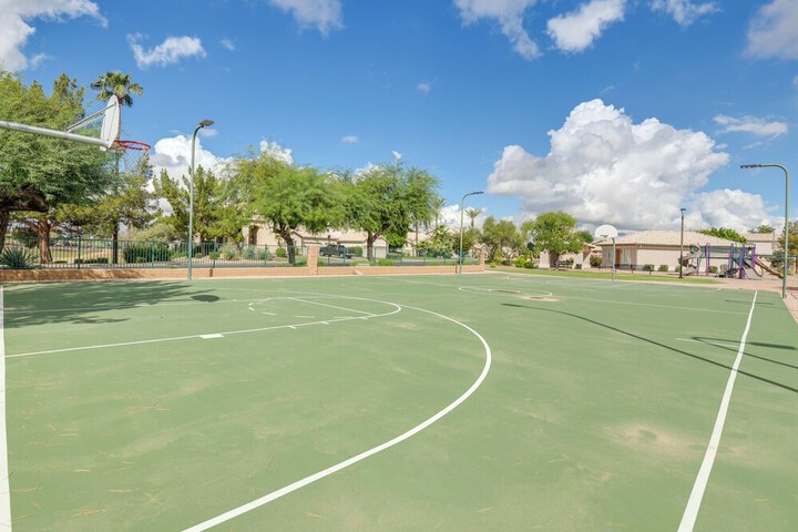 Pool & Golf Course Views: Family Home in Gilbert