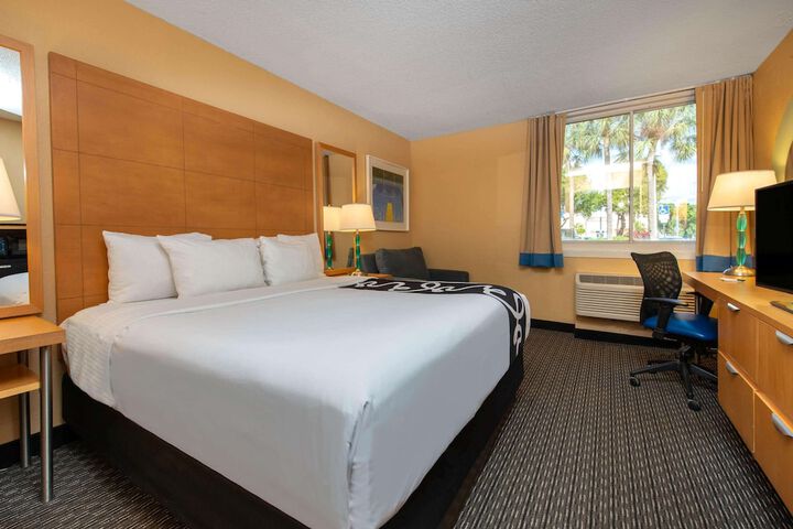 La Quinta Inn & Suites by Wyndham Deerfield Beach I-95