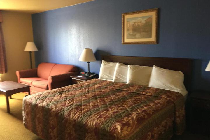 Econo Lodge Inn & Suites
