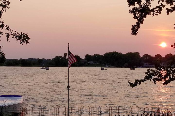 Lakefront Home w / Game Room Theater & Dock!