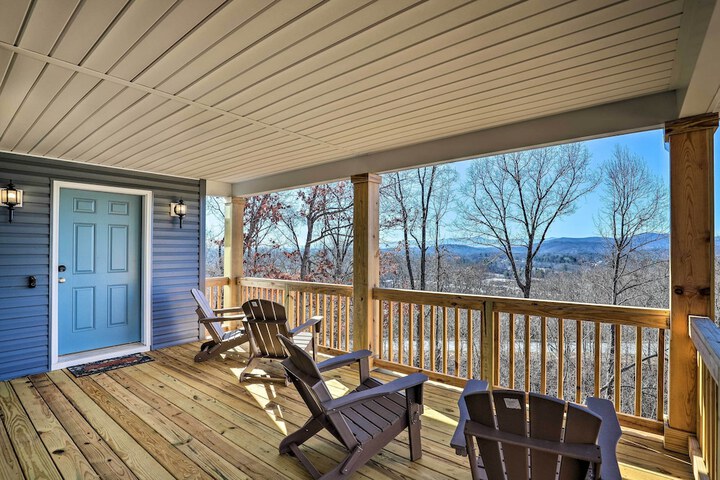 Charming Retreat w / Mtn Views: Walkable Location!