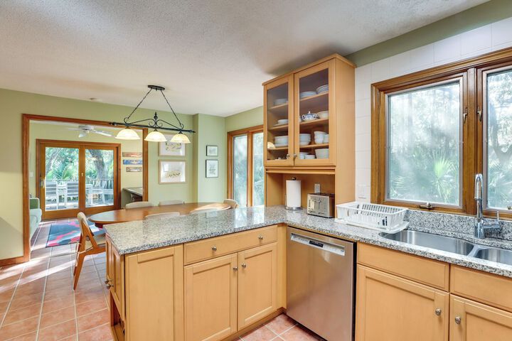 Spacious Kiawah Island Home w / Deck Walk to Beach