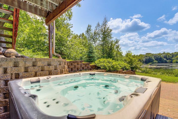 Private Lakefront Cabin w / Hot Tub Deck & Views