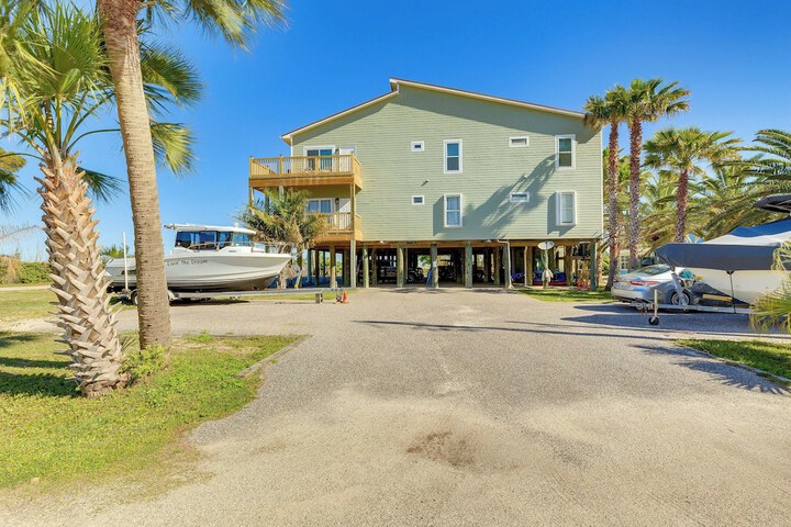 Water View Dauphin Island Condo w / Boat Slips