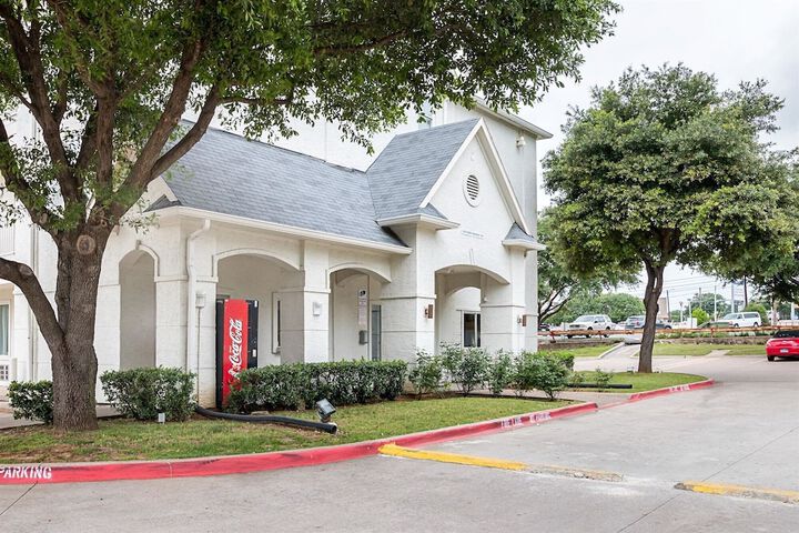 Motel 6 Grand Prairie TX - Near Six Flags Drive