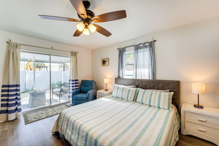 Breezy Englewood Condo w / Community Pool!