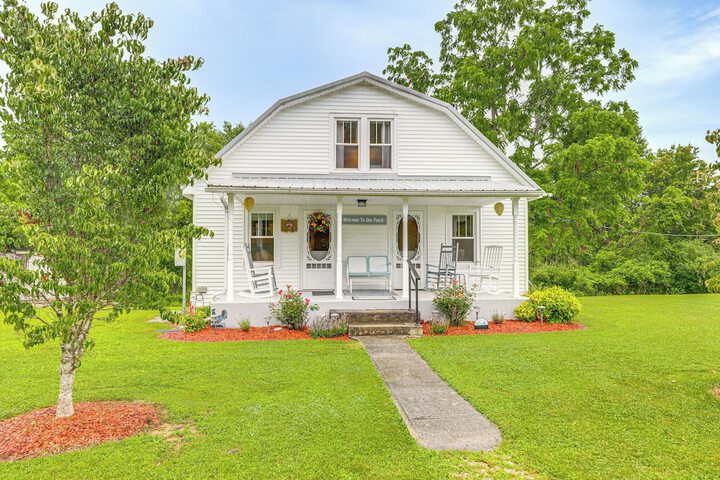 grandma's Farm House on 125 Acres w / Fire Pit!