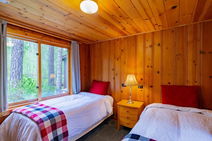 Lake Creek Lodge