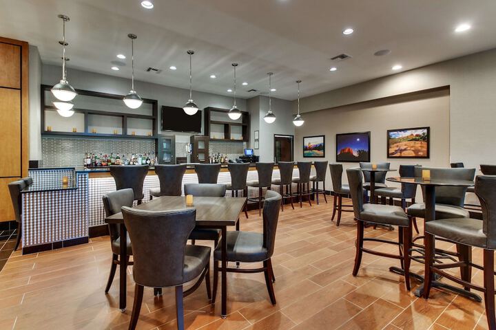Lounge 80 of 82