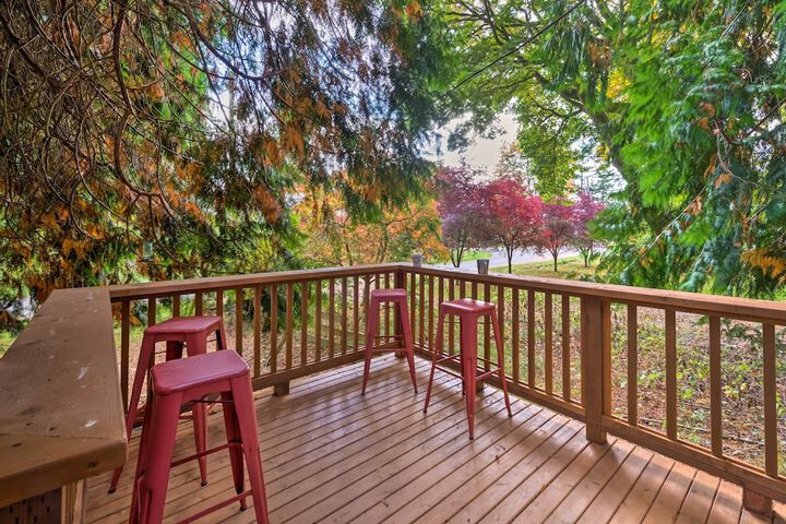House w / Deck on Whidbey Island 1 Mi From Shore!