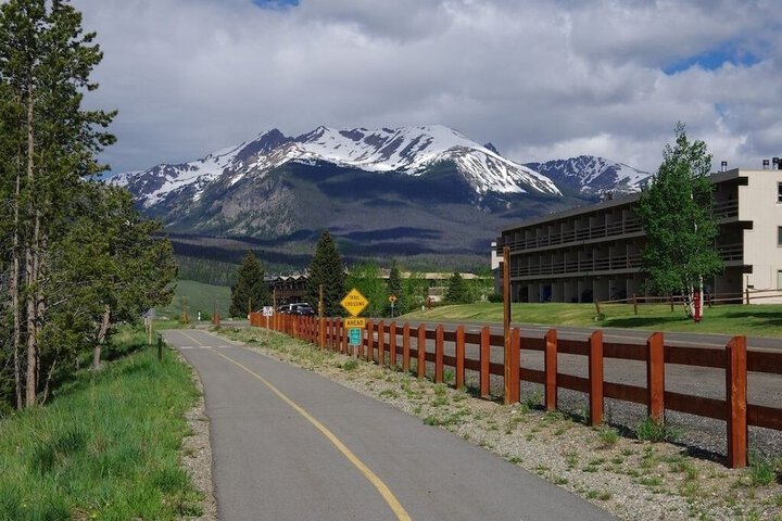 Lakefront Dillon Condo w / Pool Access: Near Skiing