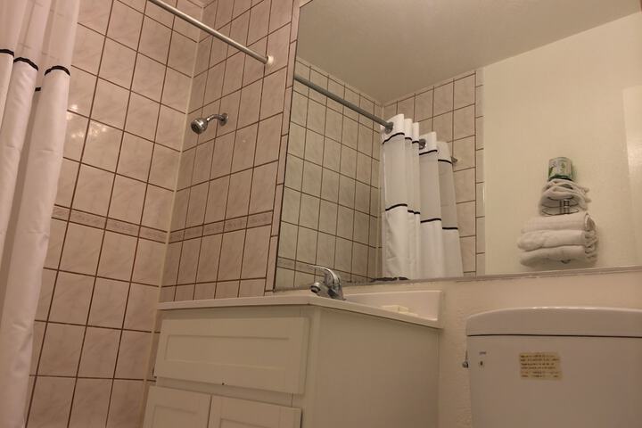 Room 4 of 8
