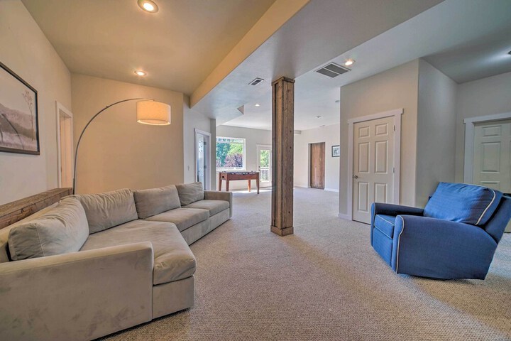 Spacious Lake Stevens Home w / Fire Pit Patio
