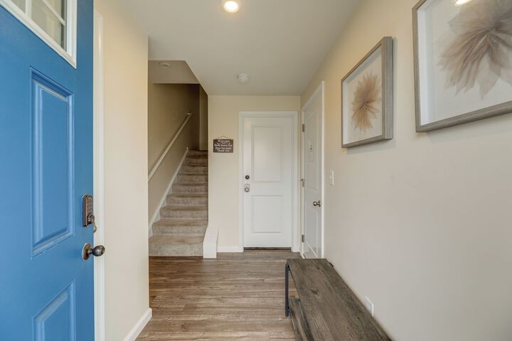 Sunlit Milford Townhome 2 Mi to Riverwalk!
