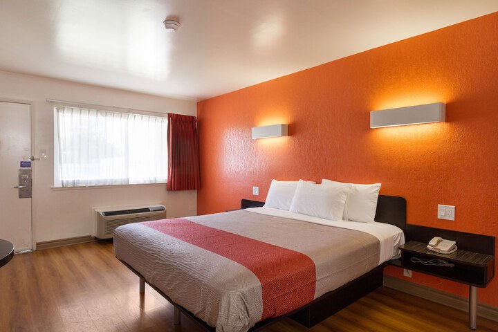 Room 6 of 22