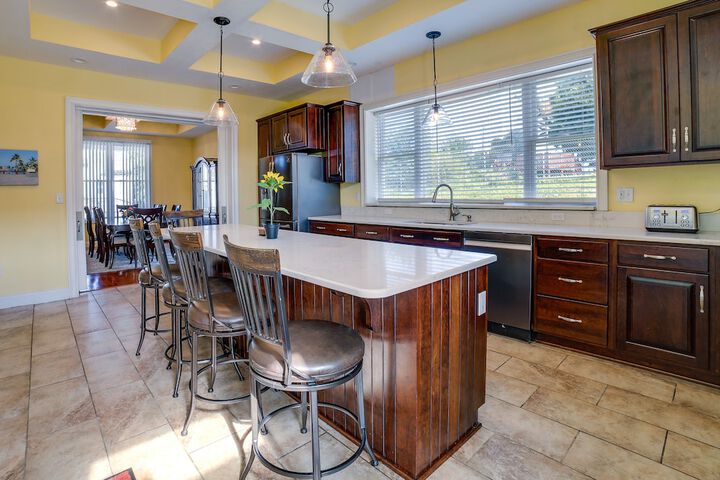Inviting Connellsville Getaway w / Deck!