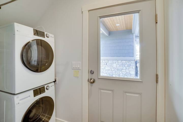 2 Mi to Town: Castle Rock Retreat w / Fireplace!